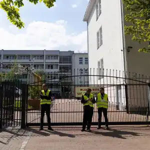 Власти Польши в субботу ворвались в здание школы при российском посольстве в Варшаве