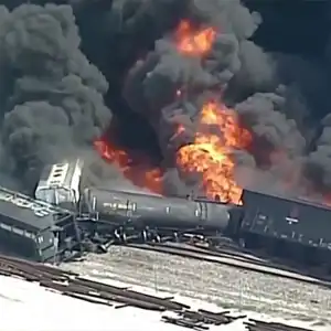 В США штате Огайо сошел с рельсов товарный поезд c опасными химическими веществами 