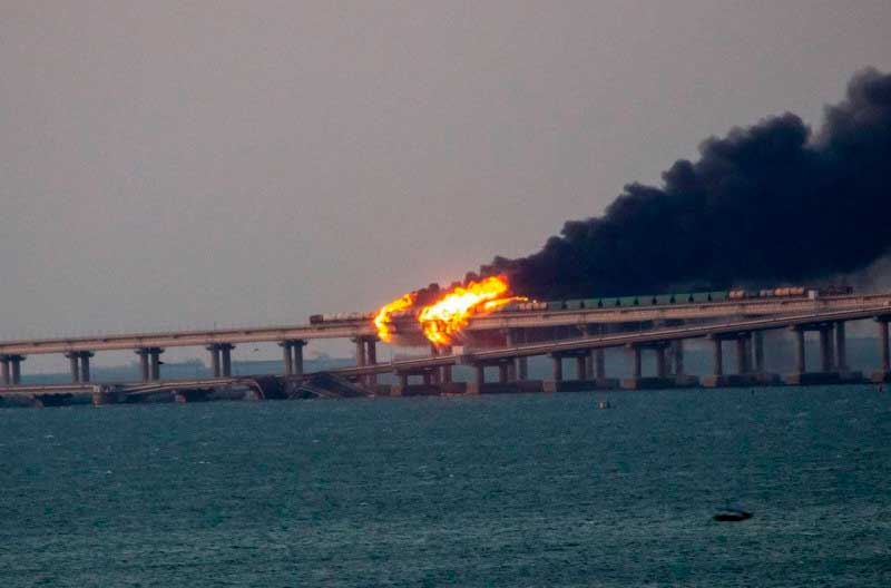 Цистерна с топливом, по предварительным данным, горит на одном из участков Крымского моста