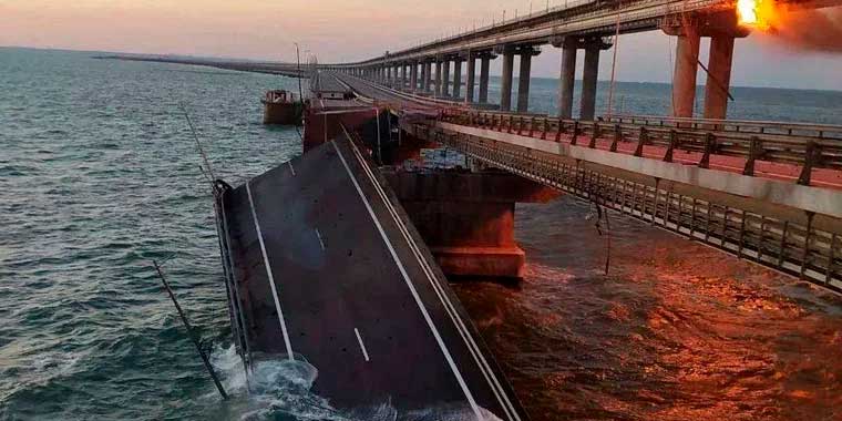 Два пролета автомобильной части Крымского моста обрушились