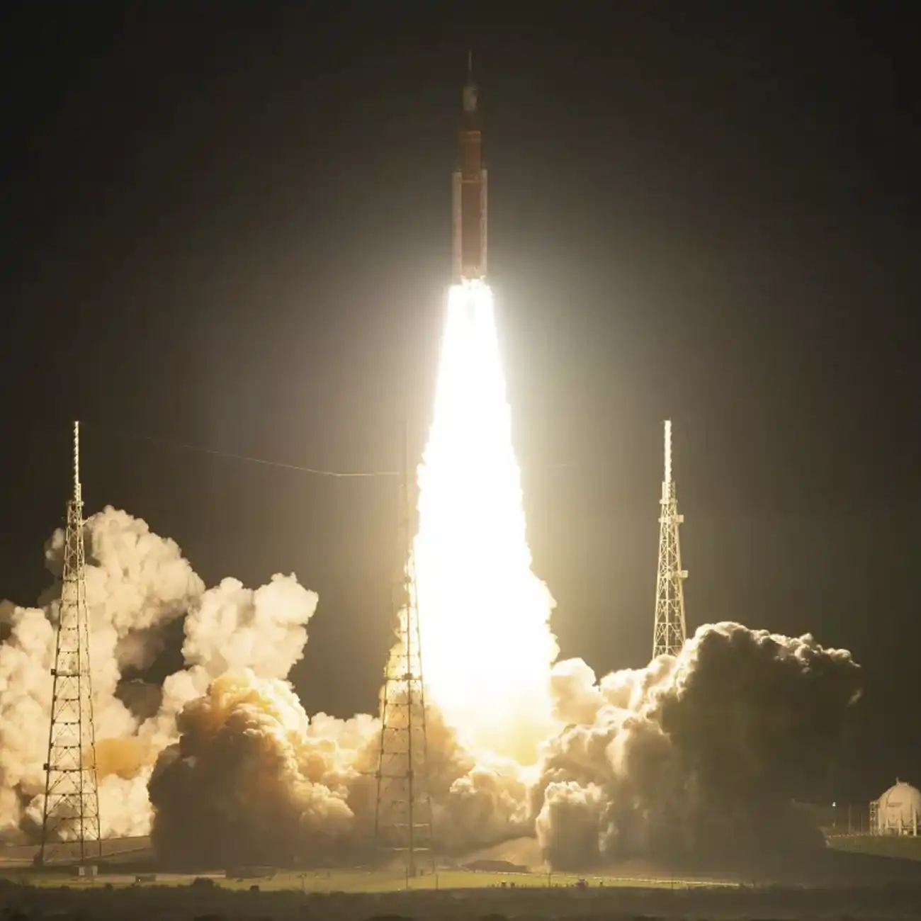 NASA запустило ракету Space Launch System (SLS) с кораблем Orion в полет до Луны