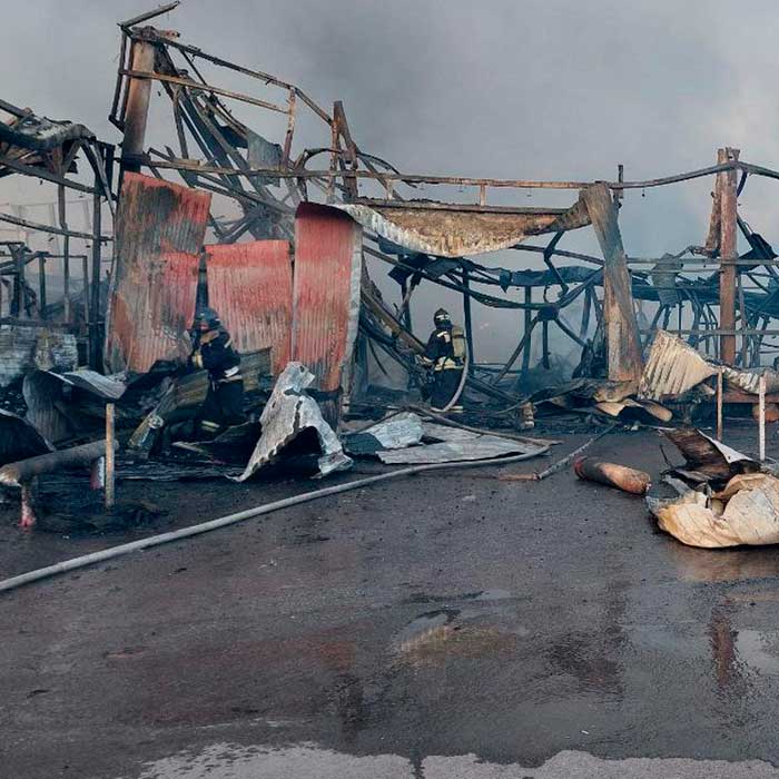 Пожар уничтожил рынок в Волжском