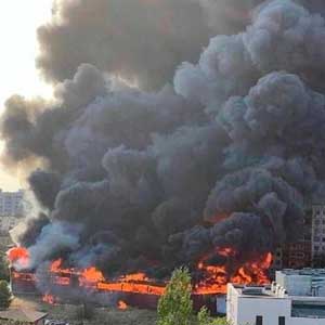 В городе Волжский возник сильный пожар на рынке