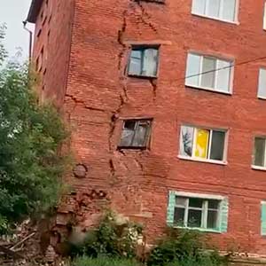 Обрушение стены в Омске