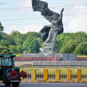 Глава МИД Латвии пригрозил высылкой иностранцам, выступающим против сноса памятника