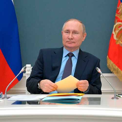 Путин поручил принимать оплату за российский природный газ только в рублях.