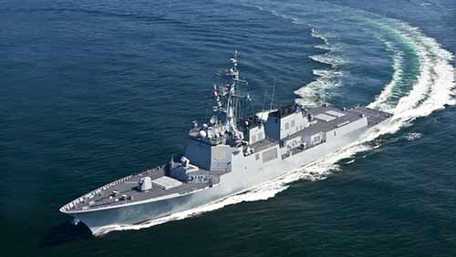 Ракетный эсминец ВМС США Arleigh Burke идет в Черное море.