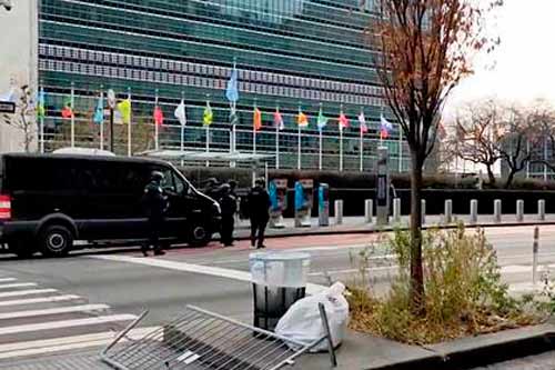 Зона у штаб-квартиры ООН в Нью-Йорке оцеплена.