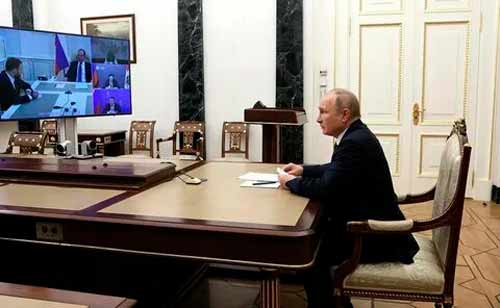 Путин проводит совещание по генетике.