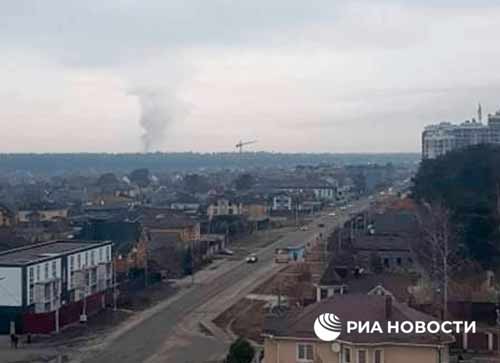 Дым поднимается в районе расположения военных частей на северо-восточной окраине Киева, сообщили РИА Новости очевидцы