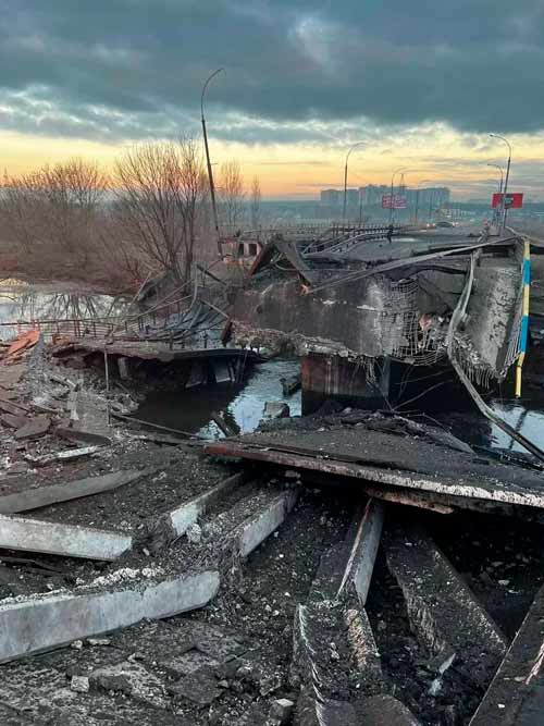 ВСУ подорвали мост в 70 км от Киева. Фото публикуют украинские СМИ.