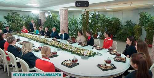 Путин на встрече с женщинами-летчиками.