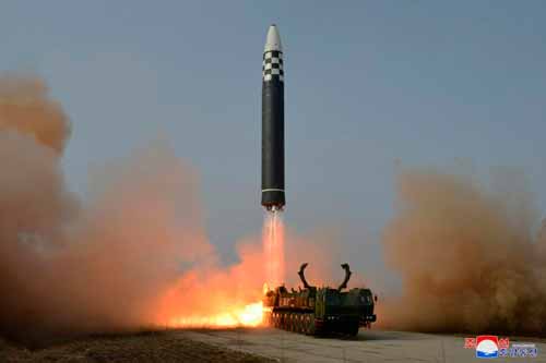 КНДР испытала межконтинентальную баллистическую ракету "Хвасон-17".