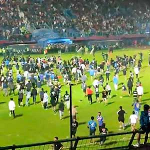 129 человек погибли в ходе беспорядков на стадионе в Индонезии