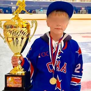 В Петербурге 14-летний хоккеист скончался после попадания шайбы в грудь.